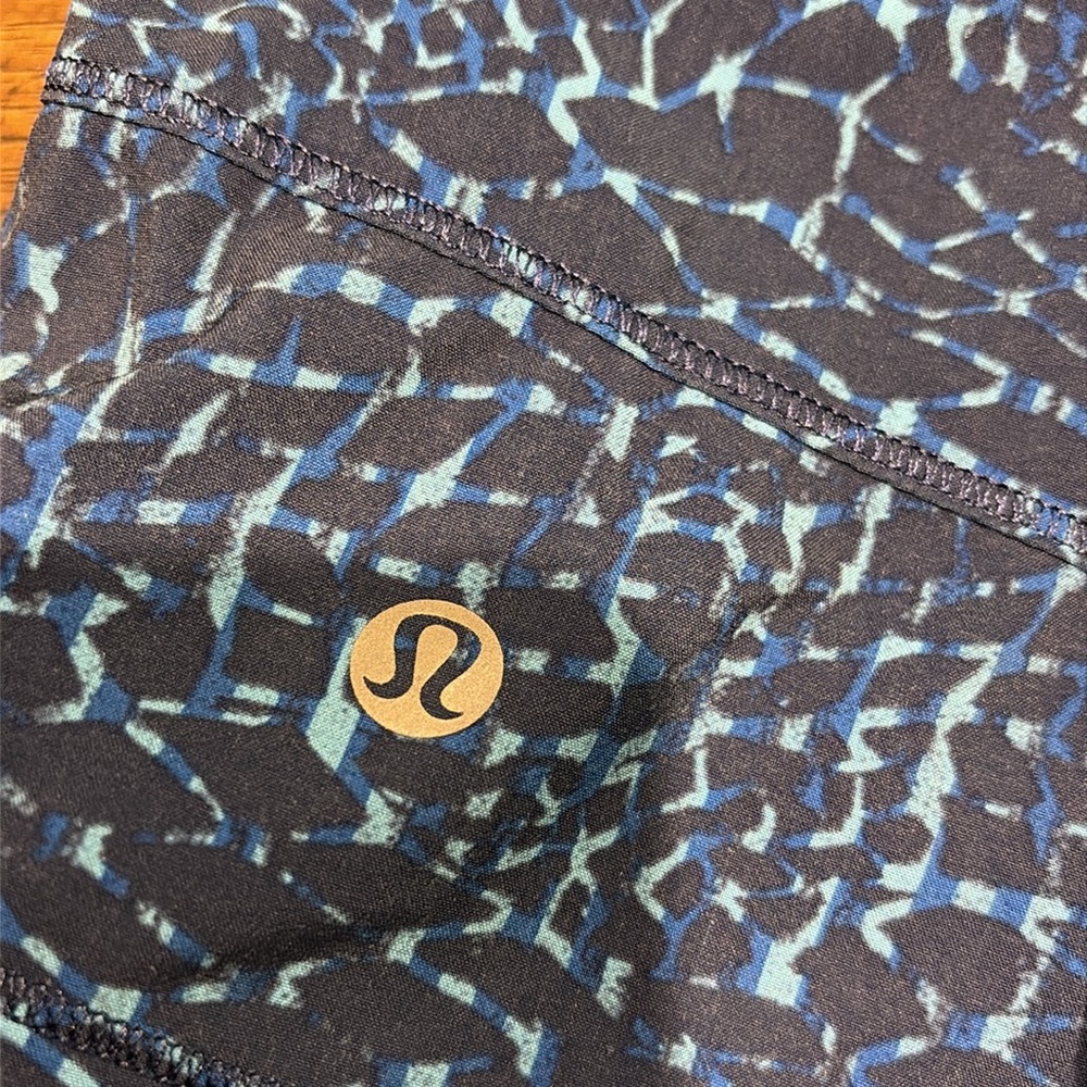 LULULEMON EUC Size 6 skort navy blue & turquoise. Has sewn in shorts. Zip pocket - Picture 5 of 7